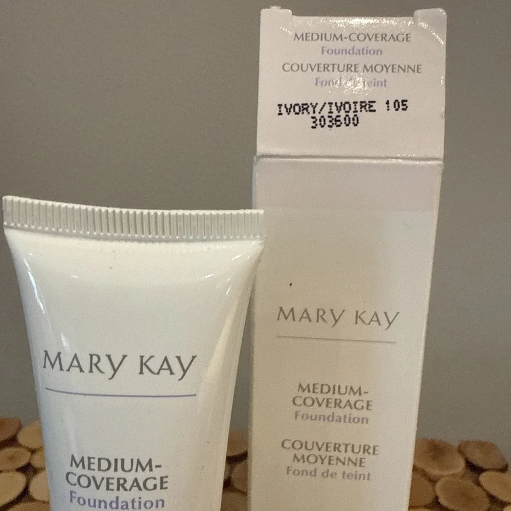 MARY KAY Medium-Coverage Foundation Ivory 105 Liquid 1 fl oz. 303600 Retired NIB